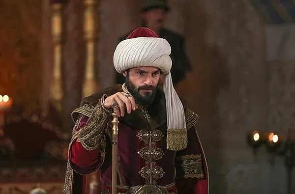 Serkan Çayoğlu'nun başrolündeki Mehmed: Fetihler Sultanı, yeni sezonda zaman atlaması ve geniş kadro değişikliğiyle döndü.