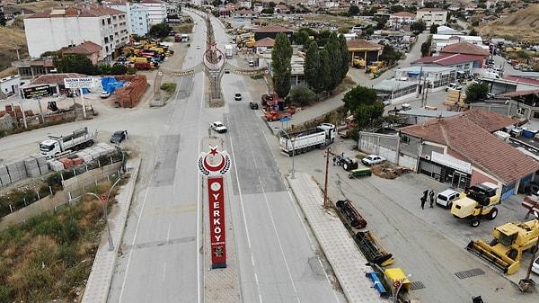 Caddenin bir yanı Yozgat, bir yanı Kırşehir