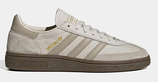 adidas Handball Spezial unisex krem spor ayakkabı ile çabasız ama net bir sokak stili!
