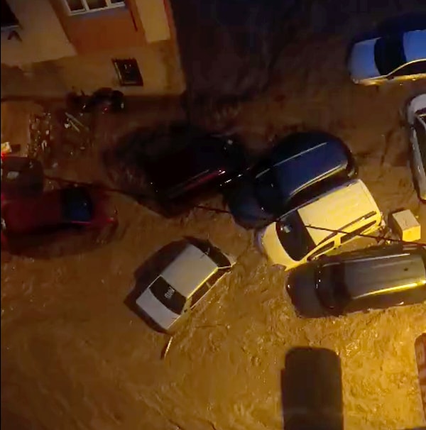 Meteoroloji editörü Dilek Çalışkan, İstanbul'un 63 ana deresinin üzerinin AVM ve binalarla kapandığını söyleyip heyelan uyarısı yaptı.