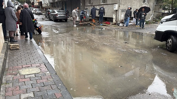 İki kişi hayatını kaybetti, AFAD ve 112'ye 14 saatte 2 bin 518 ihbar ulaştı.
