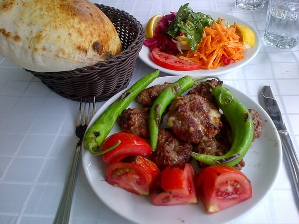 Bayat ekmek, köftenin suyunu içinde tutuyor