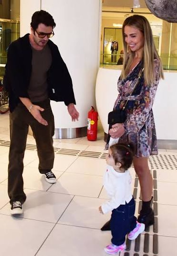 İsmail Ege Şaşmaz, influencer Hande Ünal ile evli ve çiftin kızları Azra hayatlarının merkezinde.