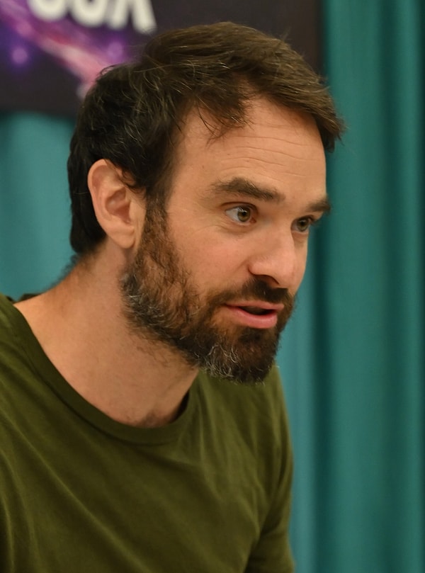 Charlie Cox, Daredevil dizisindeki Matt Murdock rolüyle dünya çapında tanınan İngiliz bir oyuncu.