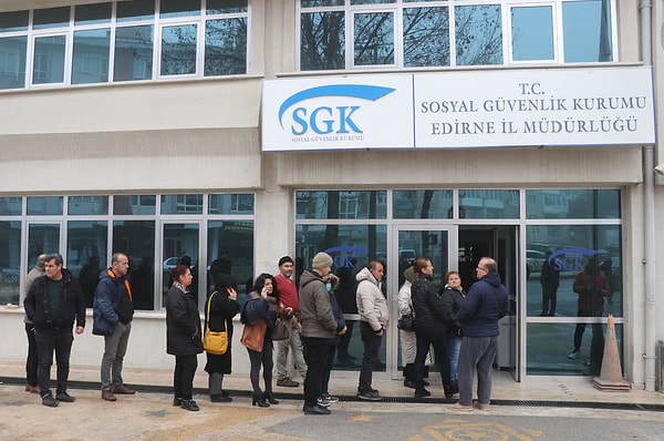 SGK ve Bağ-Kur primleri de artacak: Yüzde 35 zamda net asgari ücret 37 bin 901 lirayı bulacak.
