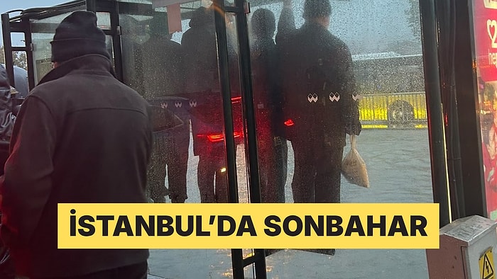 İstanbul'da Su Basan Durakta Bankın Üstüne Çıkan Yolcular Viral Oldu