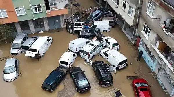 Su basan evlerde temizlik çalışmaları başladı.