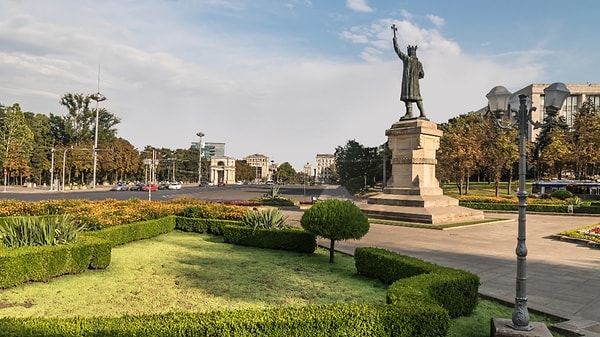 Kişinev ve kayalara oyulmuş manastır