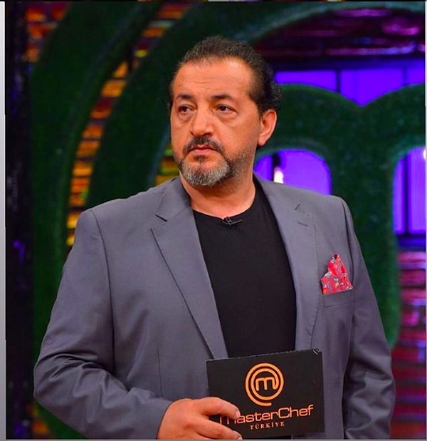 Mehmet Yalçınkaya, henüz 5 yaşındayken geçirdiği bir kazada elinin üç parmağını kaybetmişti.