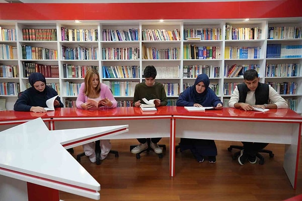 Oğlu, ders notlarını annesinden alacağını söylüyor