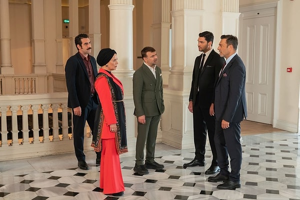 Seyirci, yeni senaristlerin ilk bölümünde kötüleyecek tek bir sahne bulamadığını yazdı.