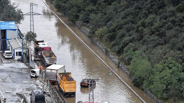 Dere yataklarını işgal eden yapılar için Valilikten yıkım mesajı geldi.