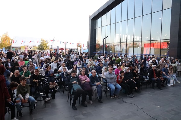 4. İlişkilerde Denge Oyunu’nda ilişkiyi “iki kişinin de kazanması gereken bir denge oyunu” olarak tarif ediyorsunuz. Bugünün ilişkilerinde bu dengeyi en çok bozan şey ne: sosyal medya mı, beklentiler mi, yoksa geçmişten taşıdıklarımız mı?