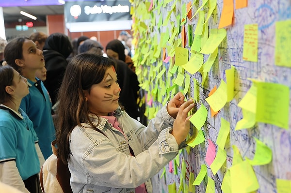 5. Türkiye’de Aile Kurumunun Geleceği kitabınızda geleceğe dair nasıl bir tablo çiziyorsunuz? 2025’in “Aile Yılı” ilan edilmesinin ardından yalnızlaşma, boşanmalar ve azalan doğurganlık karşısında sizce ilk adım ne olmalı?