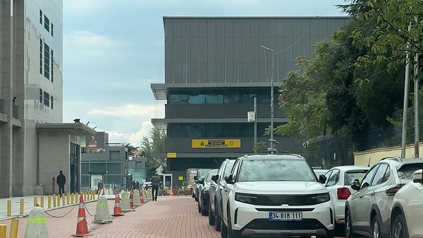 Polis ve sağlık ekiplerinin yürüttüğü ilk incelemelerde, kişilerin alkol ve yasaklı madde kullanımı nedeniyle fenalaşmış olabileceği ihtimali değerlendiriliyor.