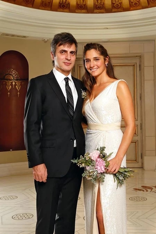 Hatırlarsanız Teoman, uzun yıllardır tanıdığı fotoğrafçı Ayşe Kaya ile 30 Aralık 2012'de nikah masasına oturmuş, çift 2013 yılında kızları Zeyno'yu kucaklarına almıştı. Ancak evlilikleri uzun ömürlü olmamış, ikili 2015 yılında anlaşmalı olarak yollarını ayırmıştı.