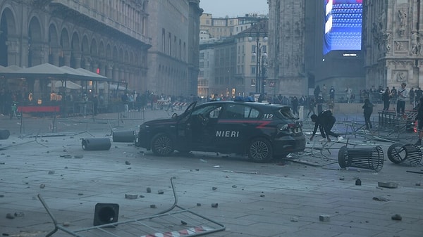 İtalya'da "Aileye daha çok para, savaşa daha az" sloganıyla çıkan kalabalık Milano'da yağmaya döndü.