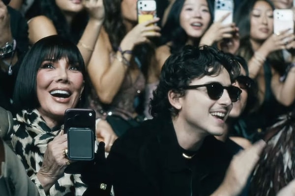 Timothée Chalamet ön sırada alkışladı ama Kylie Jenner tercihi sosyal medyayı ikiye böldü.