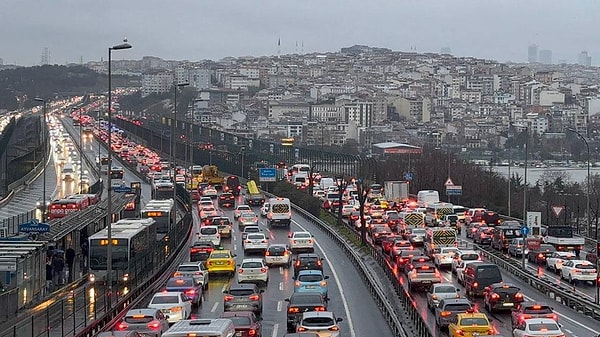 65 yaş üstüne 3 yılda bir, 80 yaş üstüne 2 yılda bir ehliyet yenileme gündemde.