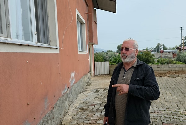 Mahalle sakinleri ilaç, tuz ve kükürtle mücadele etse de salyangozlar ertesi gün yeniden ortaya çıkıyor.