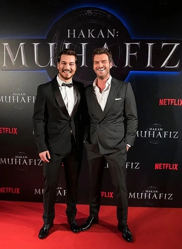 Türk televizyonlarının iki gözde jönu Kıvanç Tatlıtuğ ve Çağatay Ulusoy, geçtiğimiz günlerde aynı düğünde bir araya geldi. İkilinin birlikte verdiği poz, yıllar önce çekilmiş bir fotoğraflarını da yeniden gündeme taşıdı!