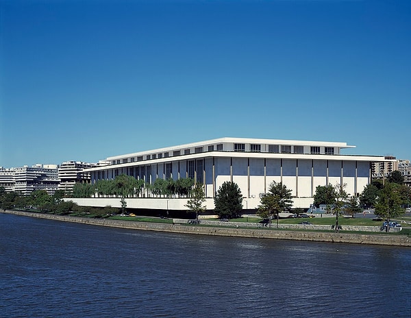 17,6 milyon dolarlık transferin 5,6 milyon doları Kennedy Center içindi.