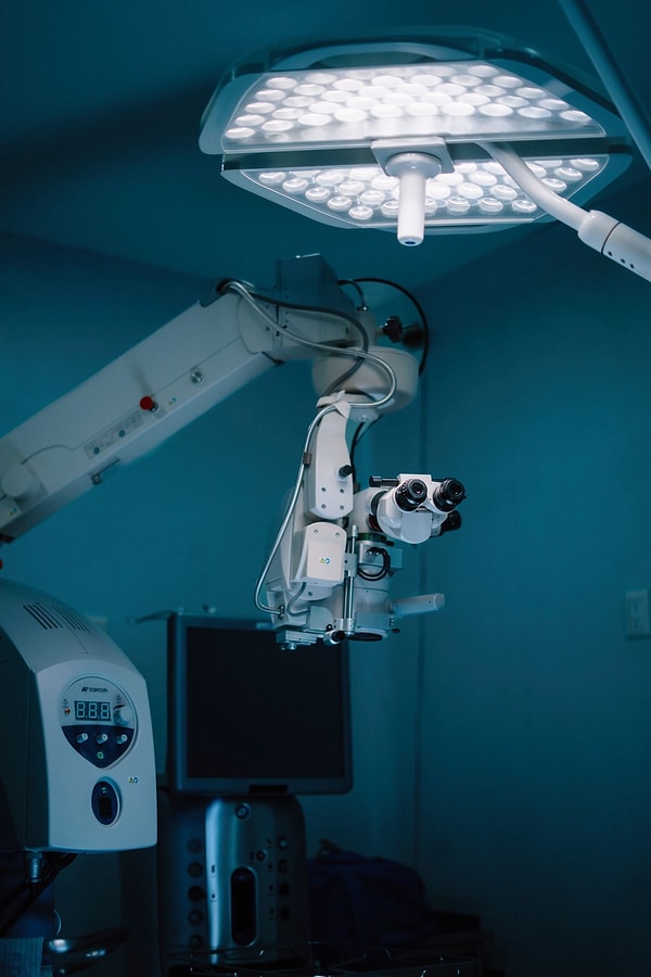 Fiyatlar düştükçe robot ameliyatlarının her hastanede yapılabilir hâle geleceği öngörülüyor.