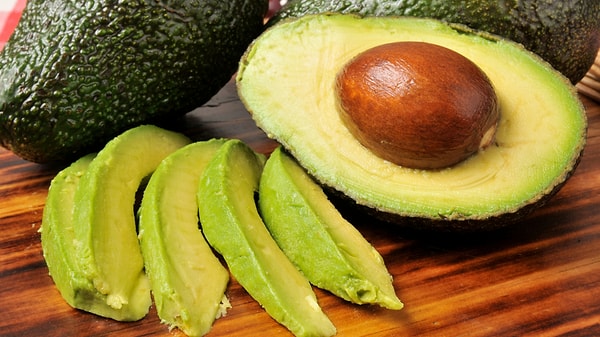 3. Ekşi mayalı tam tahıllı ekmek, yumurta ve avokado