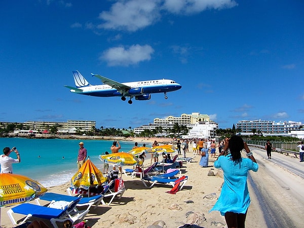 Saint Maarten'de uçaklar plajdakilerin birkaç metre üstünden geçiyor