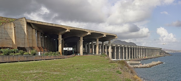 Madeira'da pistin bir bölümü denizin üstündeki sütunlara oturuyor