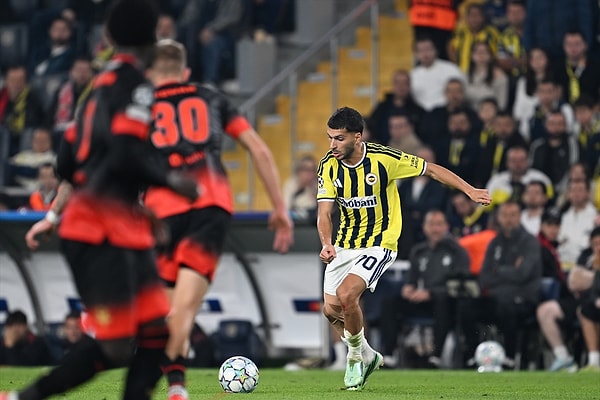 UEFA Şampiyonlar Ligi'nin üçüncü haftasında Çekya'nın Slavia Prag takımını konuk eden Fenerbahçe'de teknik direktör İsmail Kartal, Trendyol Süper Lig'de son oynadıkları Corendon Alanyaspor maçının ilk 11'ine göre kadrosunda 3 değişiklik yaptı.