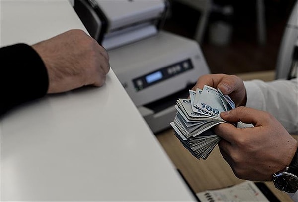 Banka gişesinde para sayımı