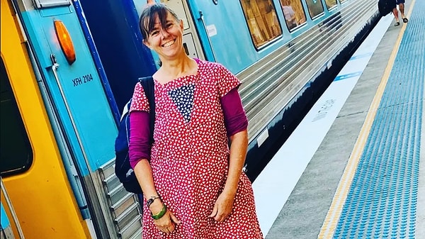Jo Nemeth, ekonomik sistemin doğaya ve insanlara verdiği zarardan rahatsız olunca 2015'te parayı bıraktı.