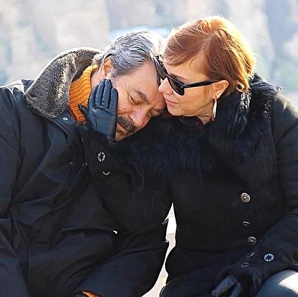 Aile üyeleri arasında açıklamalar peş peşe gelirken herkesin gözünün çevrildiği Jülide Kural ise sessizliğini koruyordu. Usta sanatçının 27 yıllık hayat arkadaşı, sonunda vasiyet tartışmaları hakkında ilk kez konuştu!