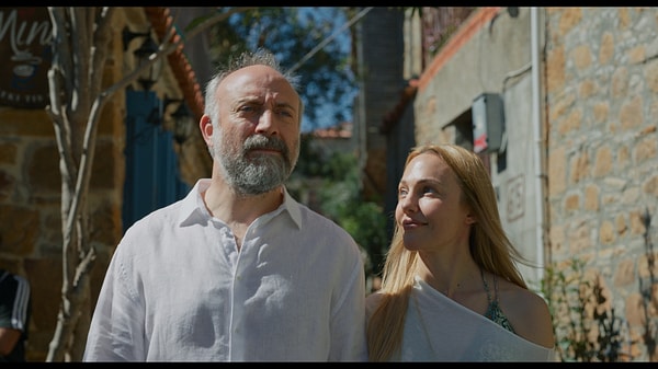 Film, Gökçeada'da kayıplarıyla yüzleşen yazar Arif ile Sonya'nın ikinci bahar hikâyesini anlatıyor.