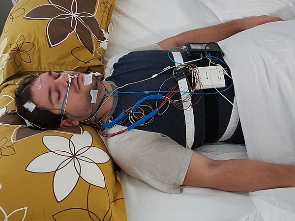 Sesler yalnızca REM uykusunda ve uyku doğrulanınca çalındı