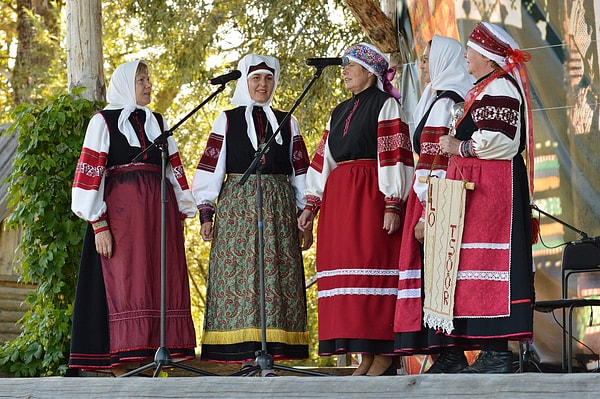 Seto kadınını görmeden önce sesini duyarsınız
