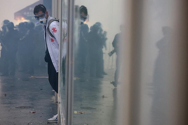 Paris'te polis biber gazı ve tazyikli su kullandı.