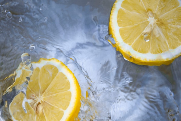 Limonlu su, uyandıktan sonra vücudun sıvı ihtiyacını karşılamanın kolay bir yolu.