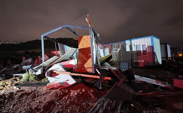 Kepez'de Hortum İki Konteyneri Parçaladı: 4 İşçi Hayatını Kaybetti