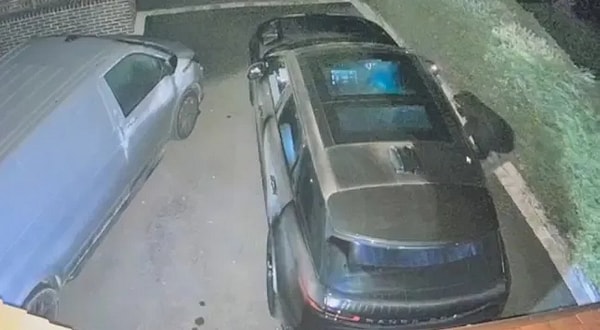 Uyandığında evin önü boştu