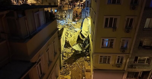 Beyoğlu'ndaki 5 katlı metruk bina çöktü, bitişiği hasar gördü.