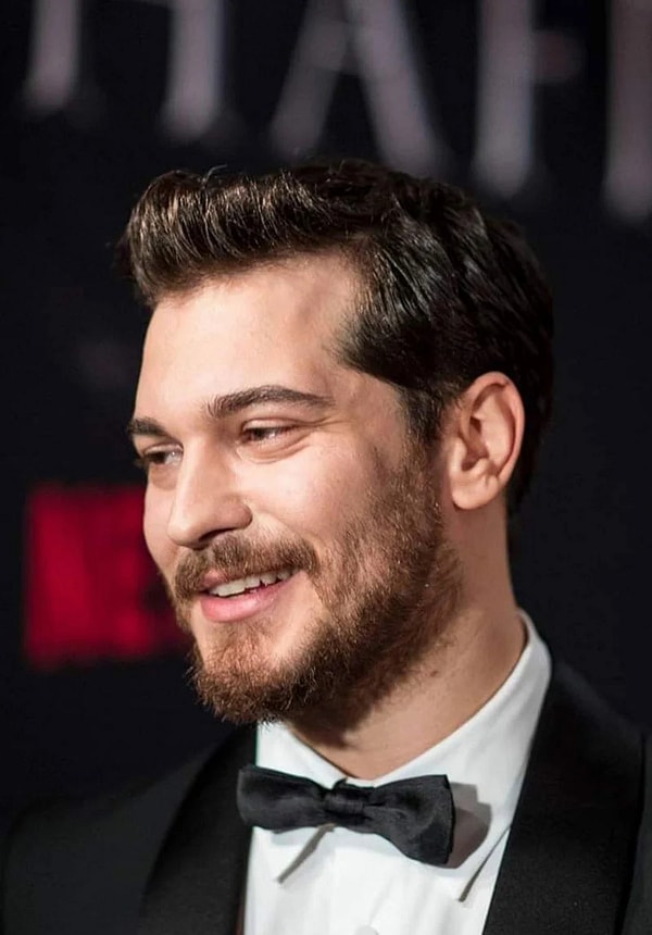 Türkiye'nin en yakışıklı oyuncuları denildiğinde akla ilk gelen isimlerden biri hiç şüphesiz Çağatay Ulusoy!