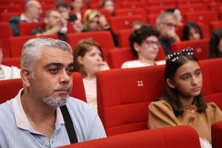 Hikaye "Filippo, Ben ve Kiraz Ağacı" ve "Kiraz Ağacının Ardından" ile devam etti. Mafalda'yı ve Filippo'yu büyütürken okul, arkadaşlık ve aile temalarını nasıl derinleştirdiniz? Kiraz ağacı sizin hayatınızda neyi temsil ediyor?