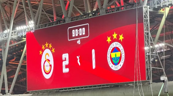 Üç Yıldızlı Fenerbahçe Logosu Göründü, Ceza Geldi