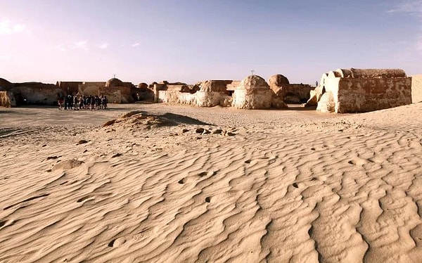 Mos Espa, filmde Anakin Skywalker'ın çocukluğunun geçtiği Tatooine gezegenindeki kasabayı canlandırıyordu.