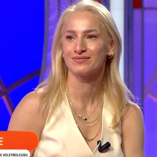 Annesinin hayatını değiştiren olayın bir sandalye şakası olduğunu anlattı.