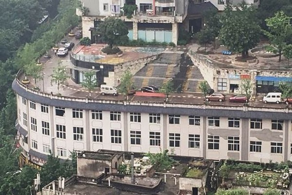 Tepelik arazisi nedeniyle alışılmışın dışındaki çözümlere başvuran Çongçing'deki bu yapı dikkat çekti.