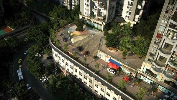 Çatıdaki yol, yamacın üst kotlarındaki konut blokunun sakinlerinin evlerine kolayca ulaşması için yapıldı.