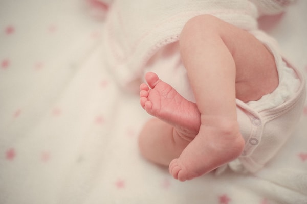 Bebek kakasının kokup kokmaması, bebeğin ne ile beslendiği ile ilgilidir. Genel olarak, sadece anne sütü ile beslenen 6 aylıktan küçük bebeklerin kakası, mama ile beslenen bebeklerden farklı renk ve kıvamda - ve daha az kokulu - olur.